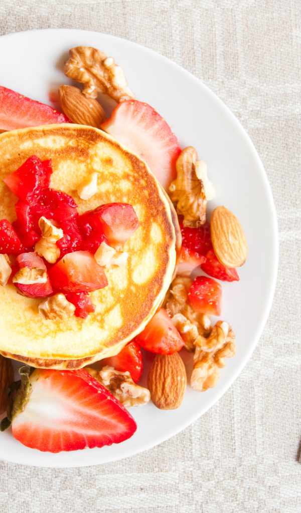 Румяные оладьи с клубникой и орехами