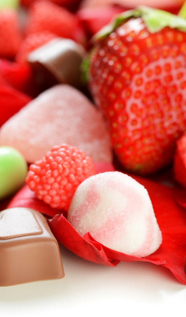 Шоколадные конфеты с ягодами клубники 