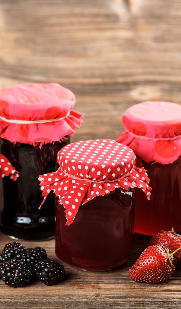 Клубничный, черничный и малиновый джем в банках