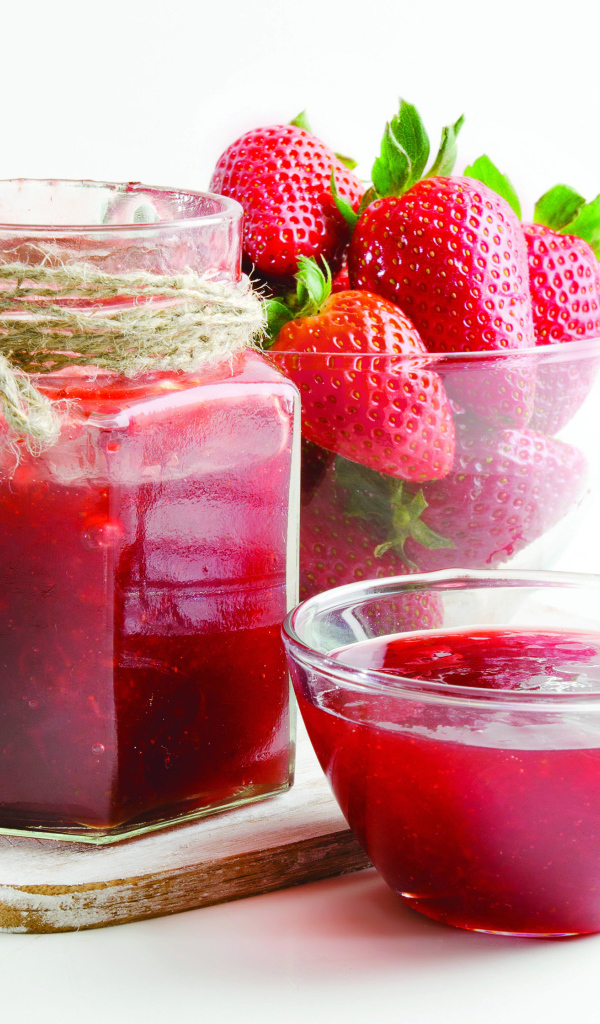 Клубничный джем с ягодами на белом фоне