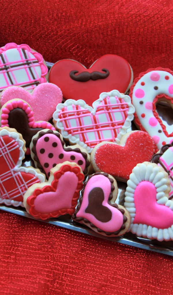 Сладкое аппетитное печенье в форме сердечек