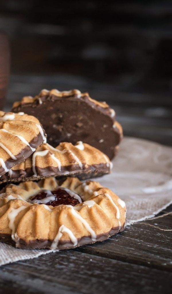 Сладкое печенье с шоколадом на столе