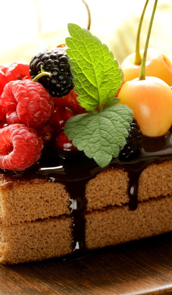 Сладкое пирожное с шоколадом и ягодами