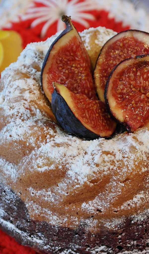 Сладкий кекс с инжиром и сахарной пудрой 