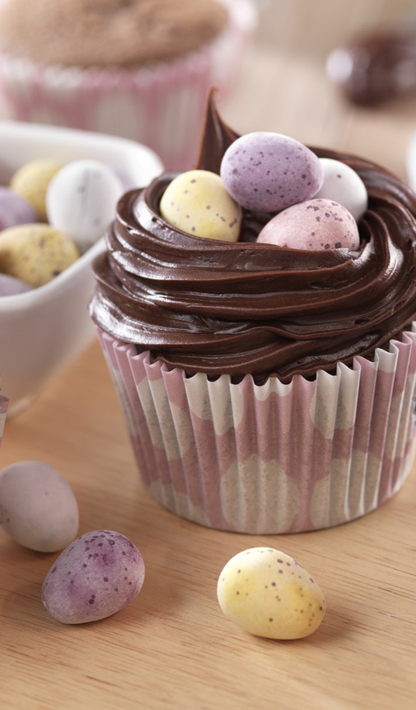 Сладкие кексы с шоколадом и конфетами