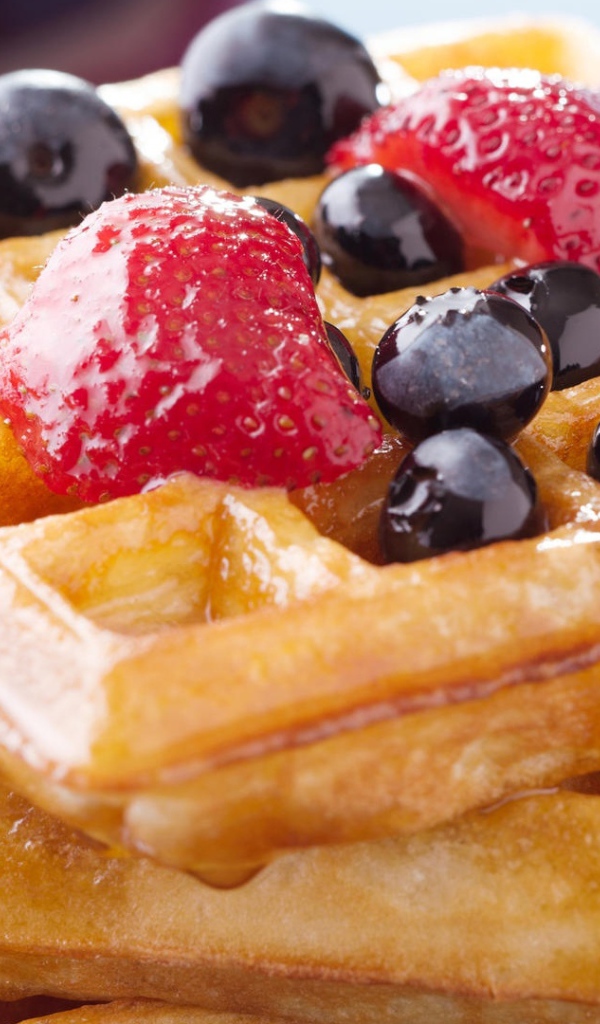 Сладкие медовые вафли с ягодами 