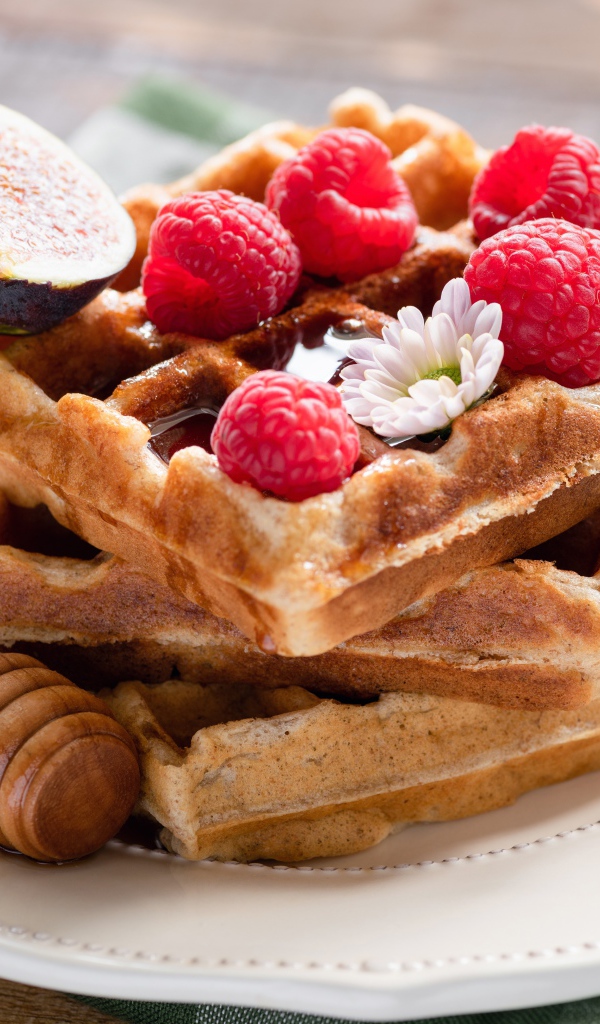 Сладкие вафли с медом, ягодами малины и инжиром