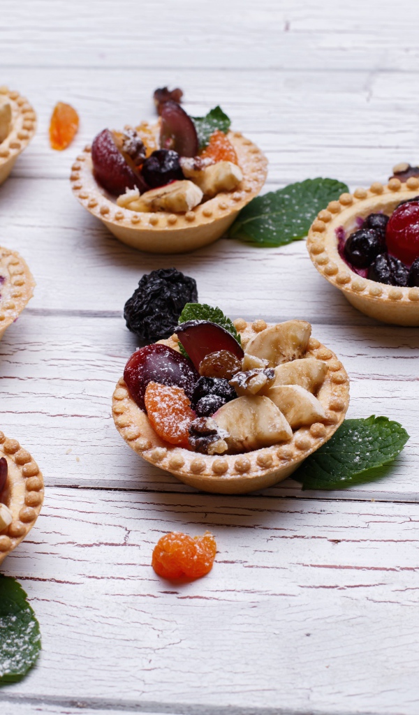 Тарталетки со сливами, бананом и сухофруктами