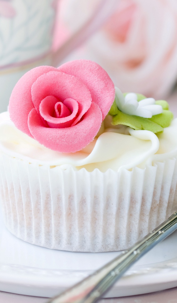 Кекс украшен розовым сахарным цветком