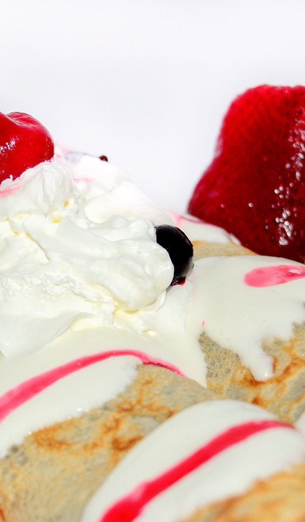 Тонкие блинчики с со сливками, клубникой и киви