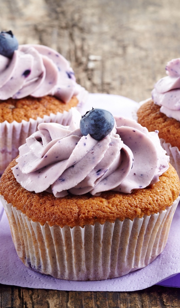 Три аппетитных кекса с кремом и ягодами черники