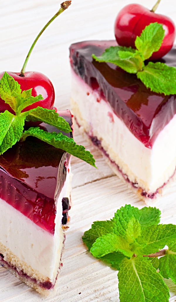 Два аппетитных пирожных с черешней и свежей мятой