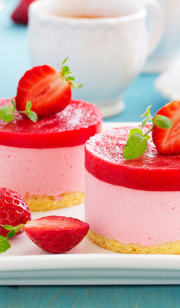 Два пирожных суфле с ягодами клубники