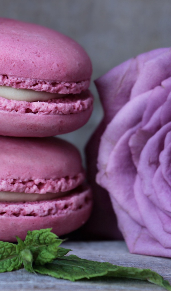 Два десерта макарун с красивой розой 