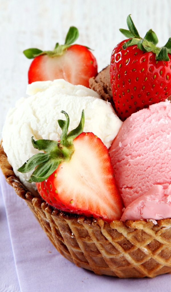 Вафельная корзинка с шариками мороженого и свежей клубникой
