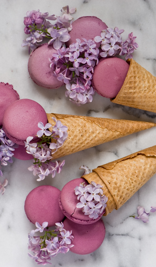 Вафельные рожки с макарунами и цветами сирени 