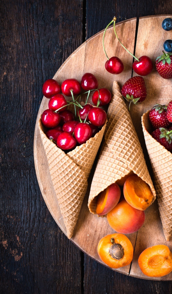 Вафельные рожки с клубникой, малиной, черешнями и черникой