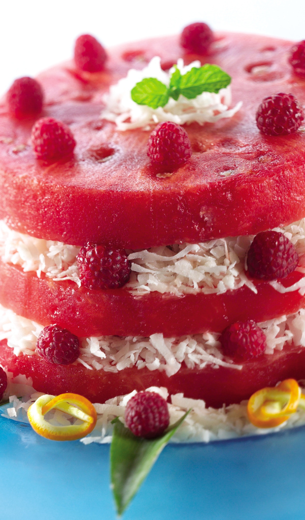 Арбузный торт с кокосовой стружкой и ягодами малины 