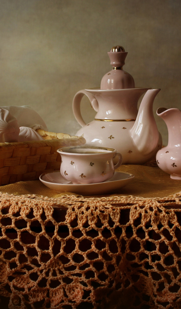 Белый зефир  на столе с чайным сервизом 