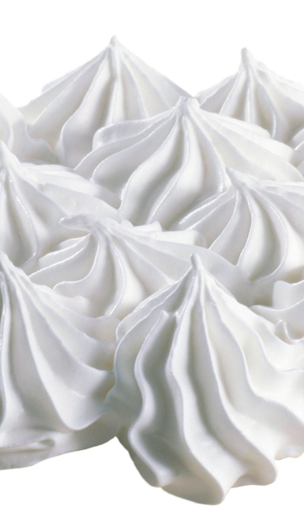 Белое воздушное безе на белом фоне