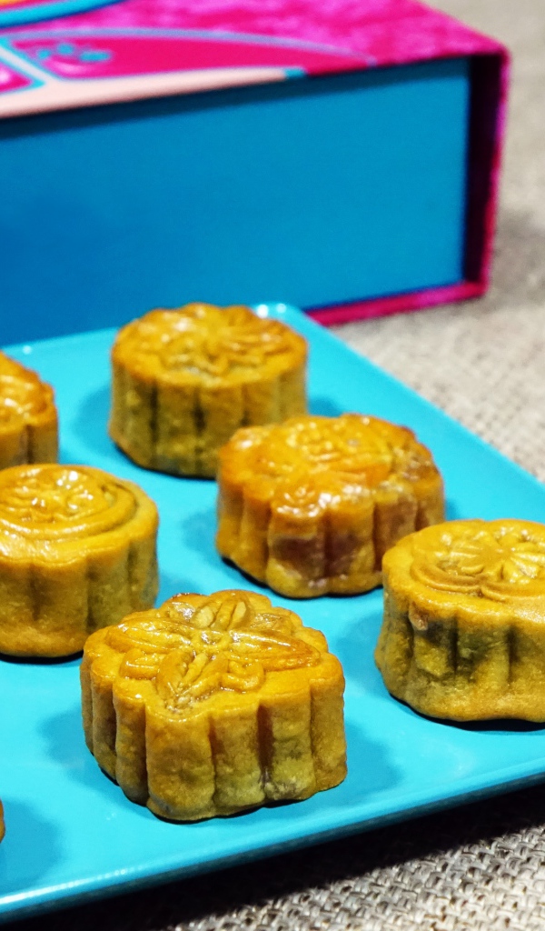 Свежий десерт на голубой тарелке 