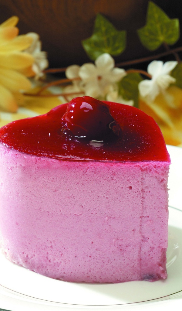 Пирожное суфле в форме сердца на тарелки