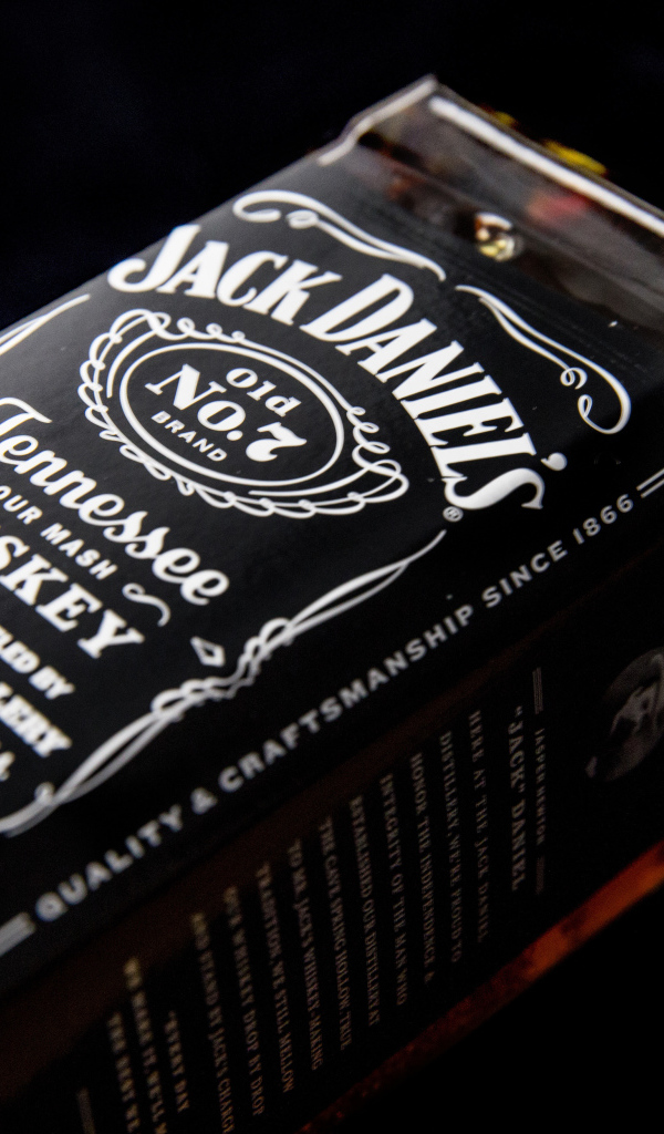 Бутылка виски Jack Daniels на черном фоне