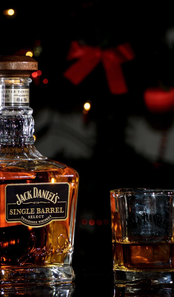 Бутылка виски Jack Daniels с рюмкой