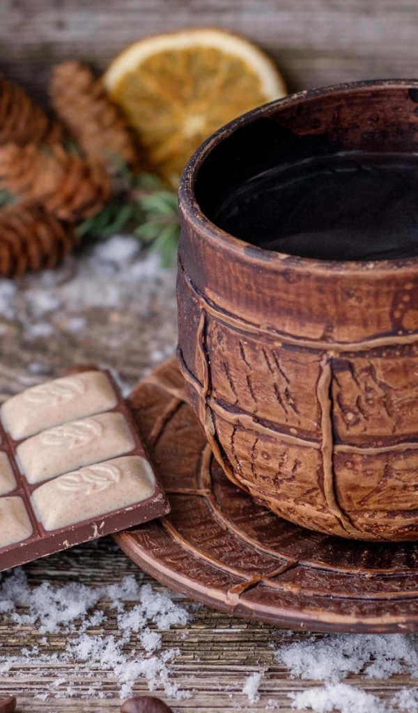 Чашка кофе на столе с шоколадом 