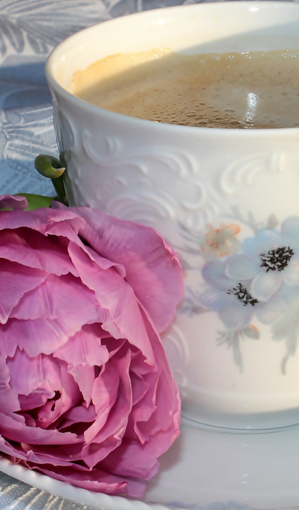Чашка кофе с розовым цветком пиона и белыми цветами