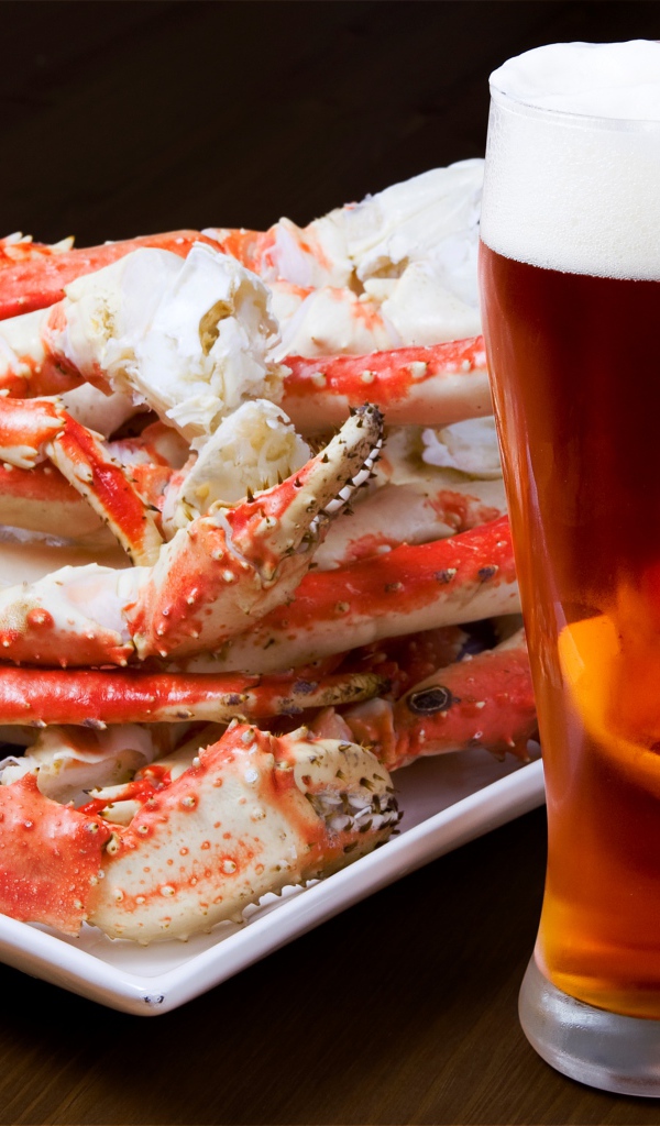 Бокал пива с крабовым мясом
