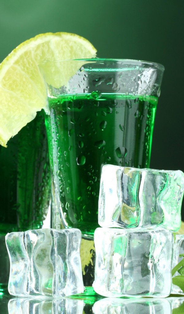 Абсент с лимоном и кубиками льда