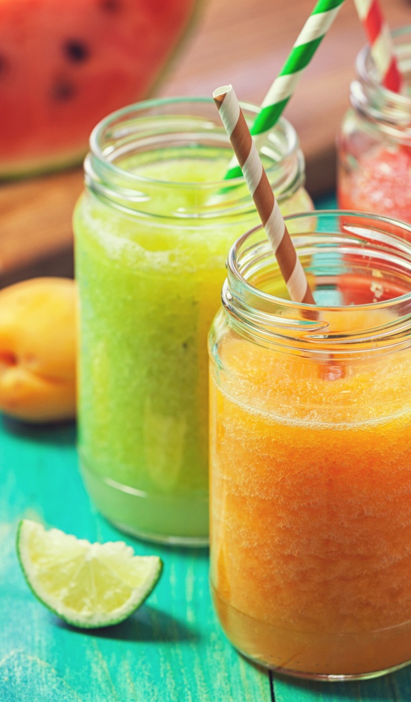 Аппетитное свежее ягодное смузи в баночках на столе