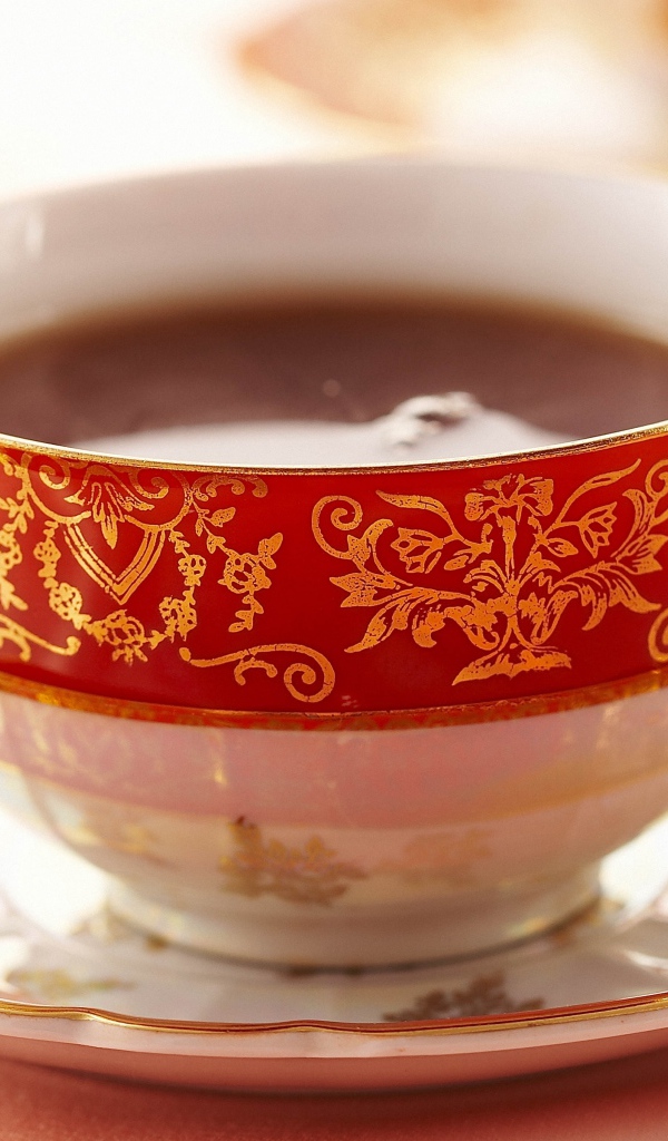 Красивая чашка чая на блюдце 