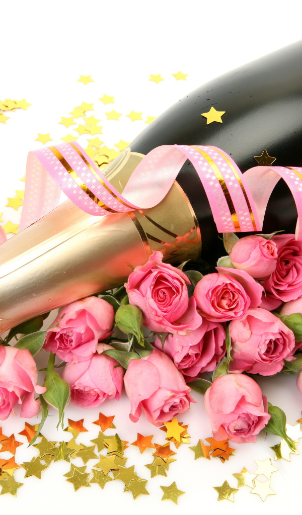 Бутылка шампанского с розовыми розами на белом фоне с розовой лентой 