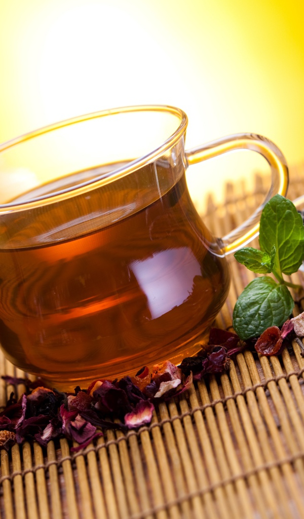 Заваренный чай в чашке на столе с заваркой и лимоном