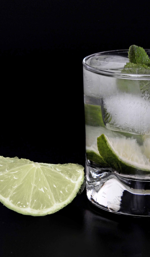 Коктейль кайпиринья на черном фоне с кусочком лайма