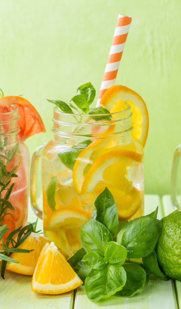 Цитрусовые коктейли в баночках с трубочками