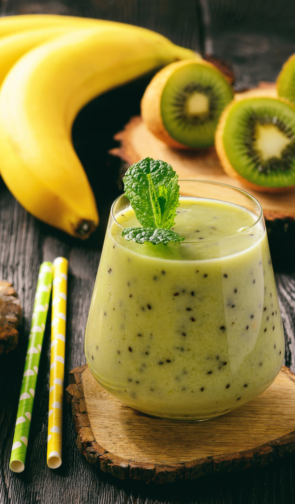 Коктейль с киви и бананами в стаканах на столе