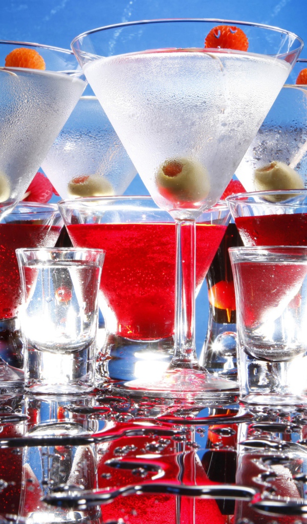 Коктейли с рюмками на мокром столе