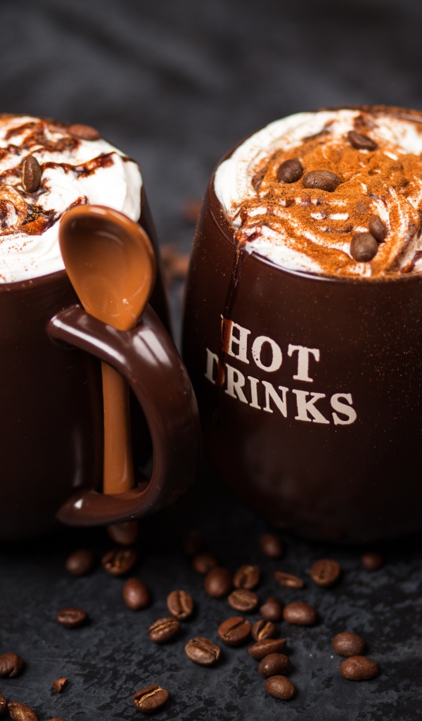 Кофе со сливками и сладкими трубочками