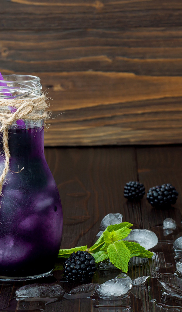 Напиток из ежевики с трубочкой и льдом