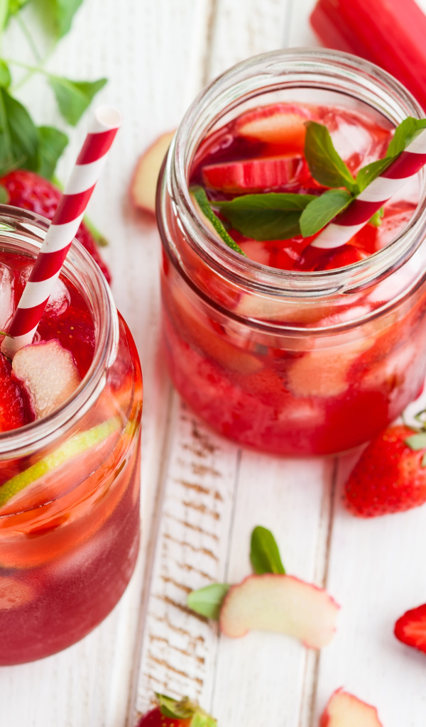 Напиток из ревеня, клубники и лайма