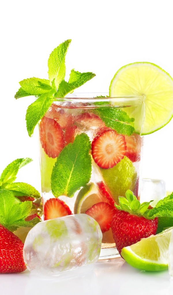 Напиток с клубникой, лаймом, мятой и кусочками льда на белом фоне