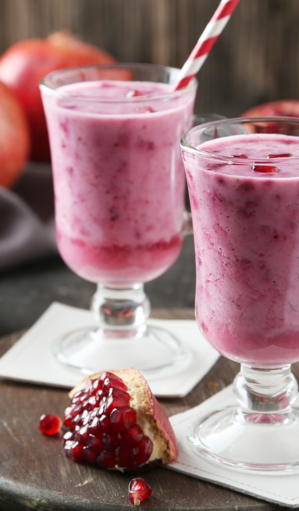 Гранатовый смузи в стаканах на столе