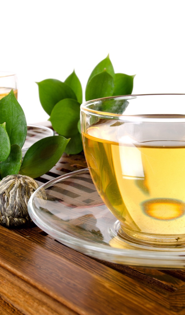 Стеклянные чашки на столе с зеленым чаем