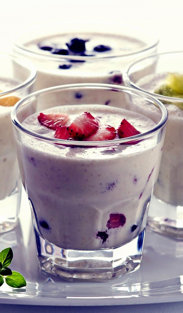 Стаканы с ягодным смузи на столе