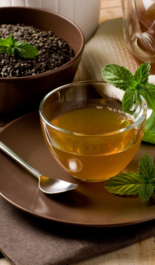 Зеленый чай с мятой на столе 