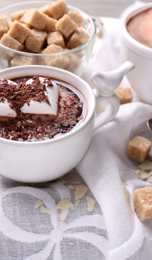 Горячий шоколад в чашках с кусочками маршмеллоу и сахаром