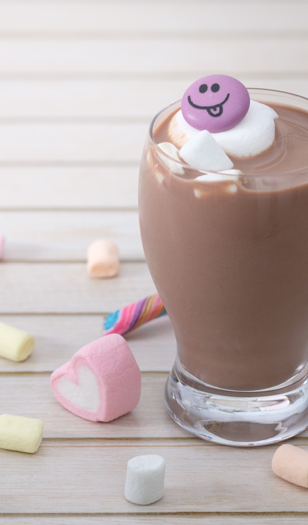 Горячий шоколад с маршмеллоу на столе